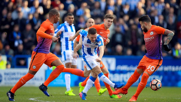 ManCity v Pohári FA iba remizoval v Huddersfielde, Chelsea postúpila