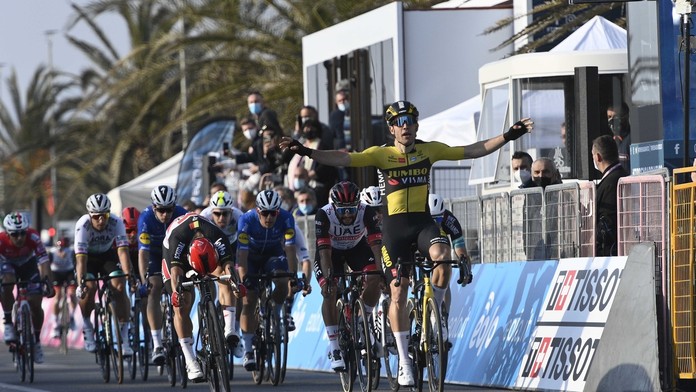 Wout van Aert sa raduje z triumfu v 1. etape na Tirreno Adriatico..jpg