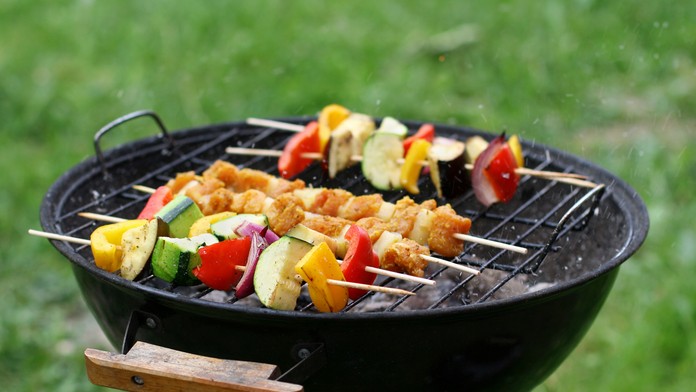 Chyby pri grilovaní môžu ohroziť zdravie. Ako si užiť letné pochúťky bez obáv