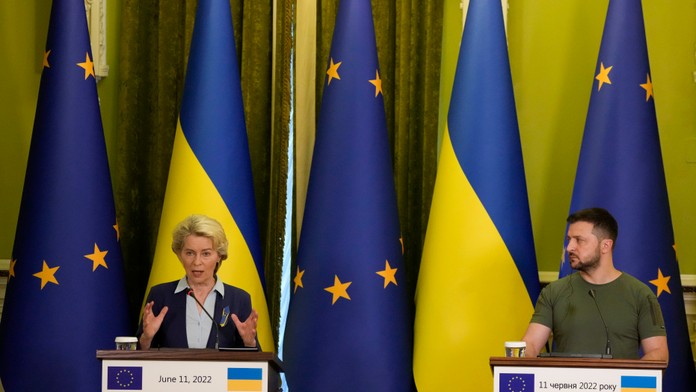 Ursula von der Leyen a Volodymyr Zelenskyj.