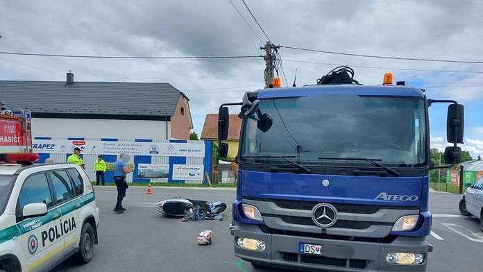 Motorkár neprežil zrážku s kamiónom 