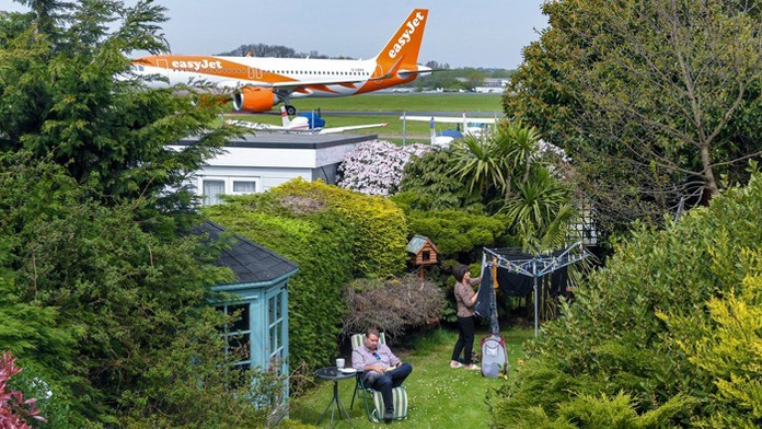 Hneď vedľa záhrady ľuďom štartujú lietadlá.