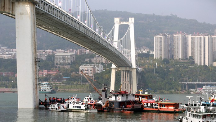 Z tohto mosta sa do rieky zrútil autobus.