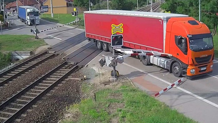 Kamión prerazil závoru v českej obci Moravský Písek