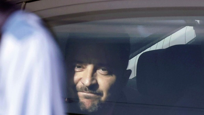 Ukrajinský prezident Volodymyr Zelenskyj sedí v aute.