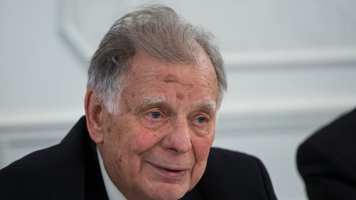 Zľava James van Riemsdyk, Ryan Hartman, Scott Laughton a Robert Hägg z Philadelphie oslavujú gól proti New Jersey.