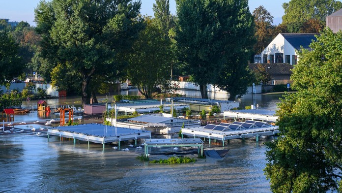 Na snímke zaplavené stánky na Tyršovom nábreží na petržalskej strane Dunaja