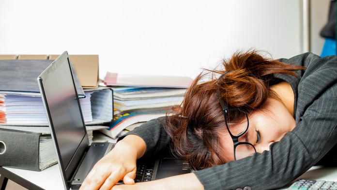 Spánok v práci.