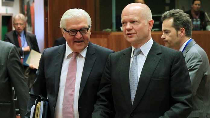 Na archívnej snímke z 12. mája 2014 vľavo stojí Guido Westerwelle.