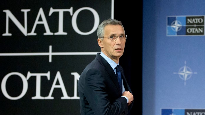 Generálny tajomník NATO Jens Stoltenberg prichádza na tlačovú konferenciu pred zasadnutím ministrov obrany Severoatlantickej ali