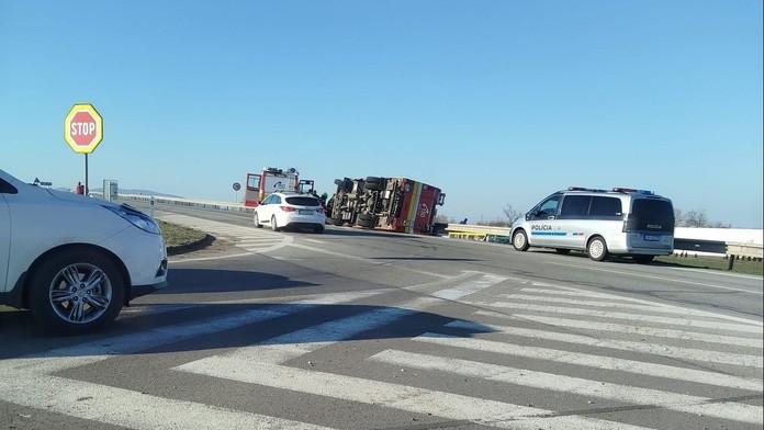 Hasiči sa prevrátili nabok