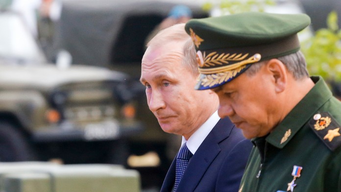 Ruský prezident Vladimír Putin (vľavo) a minister obrany Sergej Šojgu