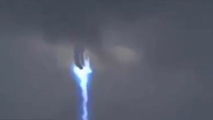 Ufo prechádza cez oblaky.