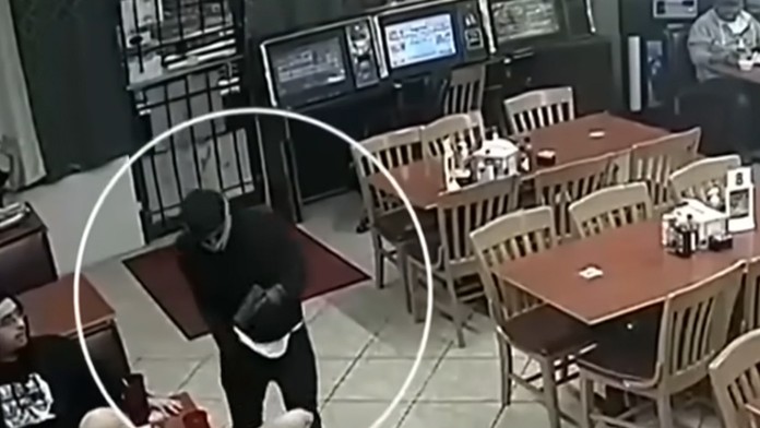 Lupiča zastrelil zákazník.