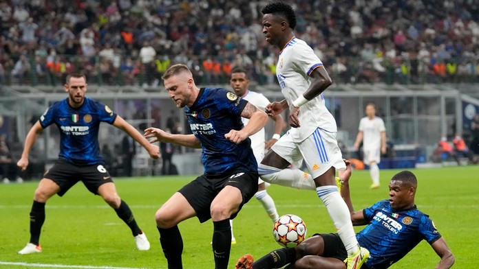 Milan Škriniar (Inter Miláno) a hráč Realu Madrid Vinicius Junior (druhý sprava) bojujú o loptu.