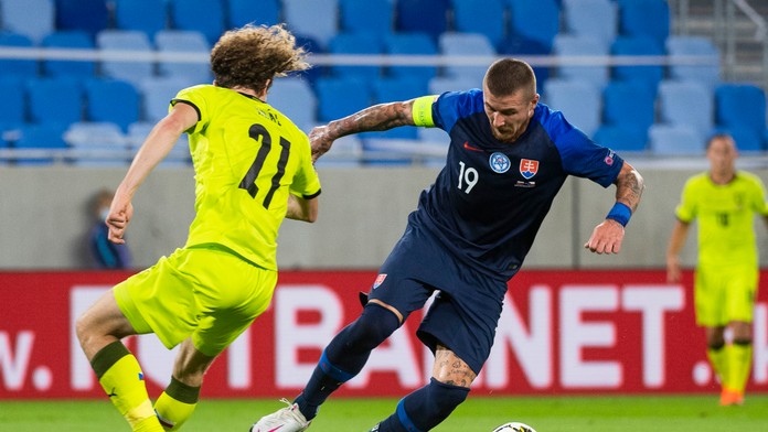 Zľava Čech Tomáš Kalas a Róbert Boženík počas zápasu Ligy národov.