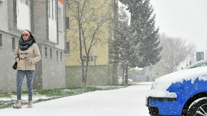 Pracovníci čistia bahno po záplavách v Brazílii.