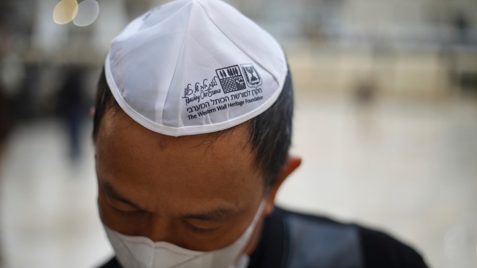 Biatlonistka Lucie Charvátová oslavuje bronz v šprinte na MS 2020.