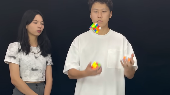 VIDEO: Viacnásobný rekordér sa opäť zviditeľnil. Počas žonglovania rýchlo zložil tri rubikove kocky