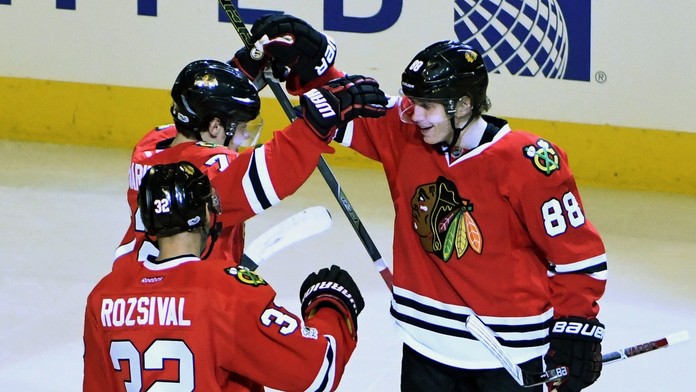 Patrick Kane oslavuje so spoluhráčmi svoj gól.