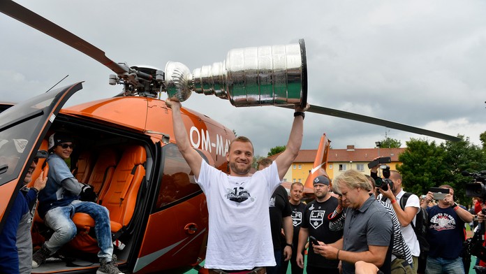 Slovenský hokejový útočník a hráč Los Angeles Kings Marián Gáborík zdvíha nad hlavu Stanleyho pohár v Trenčíne.