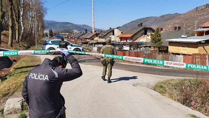 Osadu v Krompachoch strážia aj vojaci.