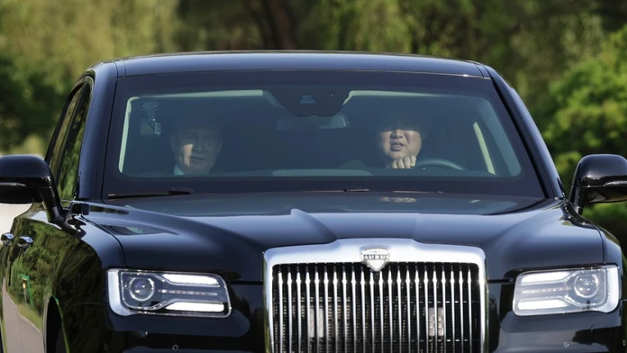 Vladimir Putin a Kim Čong-un v limuzíne. 