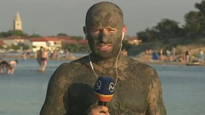 Braňo Tomaga si vyskúšal bahno v lokalite Nin.
