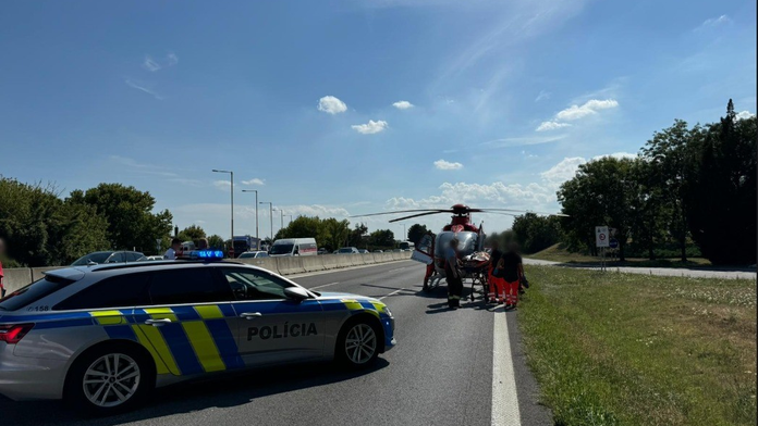 Pri nehode na D1 musel zasahovať vrtuľník