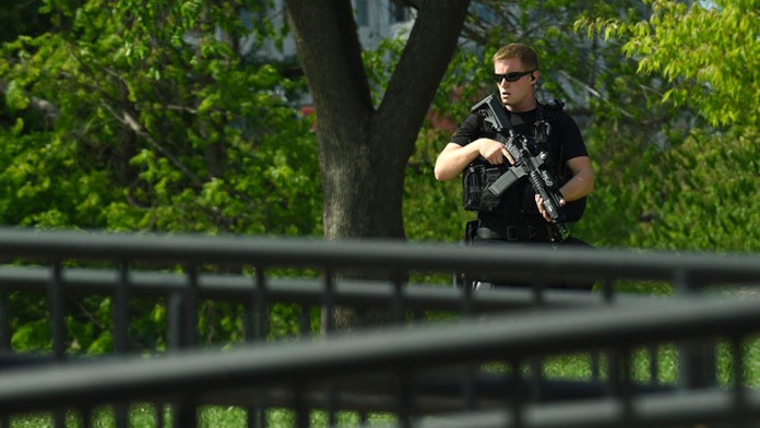 Neznámy narušiteľ spôsobil uzavretie areálu Bieleho domu.