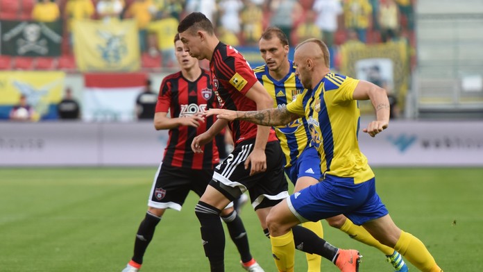 Erik Jirka a hráč Dunajskej Stredy Peter Štepanovský.