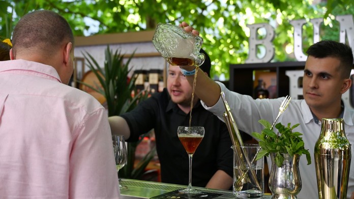 Štyria zahraniční turisti zomreli v Laose po údajnej otrave metanolom (ilustračná snímka)