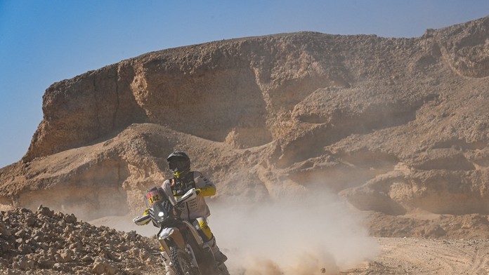 Rely Dakar: Na Svitka vyskočila tvárnica. V 100-kilometrovej rýchlosti musel dvíhať na zadné