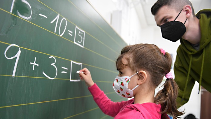 Ukrajinské deti musia doniesť do školy potvrdenie o lekárskej prehliadke, mnohým pediatri nechcú dať termíny