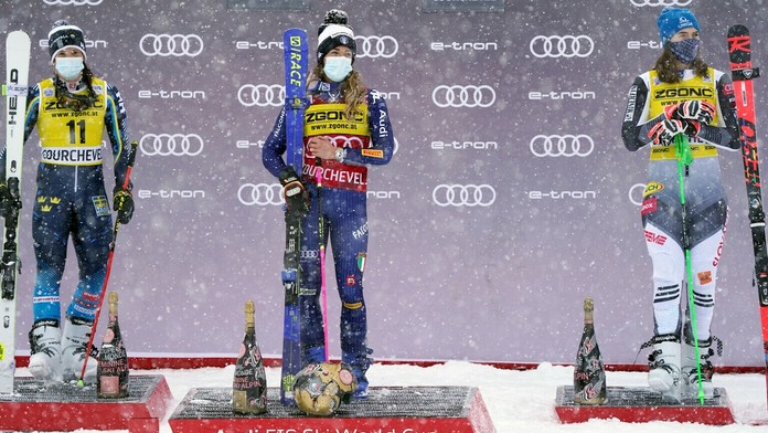 Komín v Hnúšti museli odstreliť.