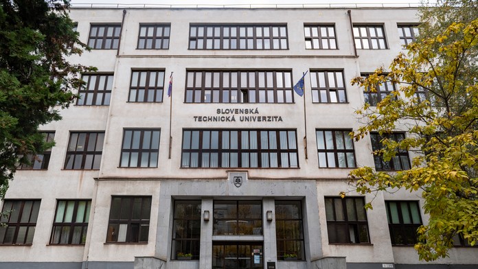 Záchranári a námorníci presúvajú trosky nájdené po zrútení lietadla v Indonézii.