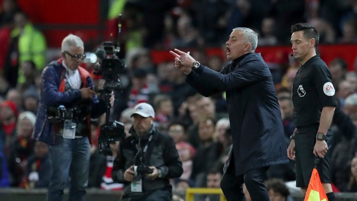 Tréner man Utd José Mourinho dáva pokyny svojim zverencom.