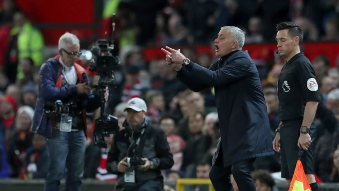Tréner man Utd José Mourinho dáva pokyny svojim zverencom.