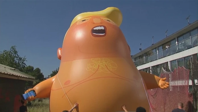 Nafukovacia figurína znázorňujúcej prezidenta USA Donalda Trumpa ako batoľa.