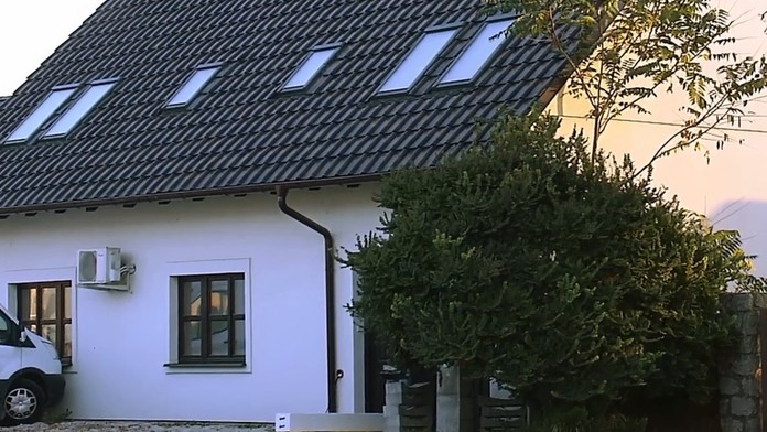 Ordinoval v tomto dome.