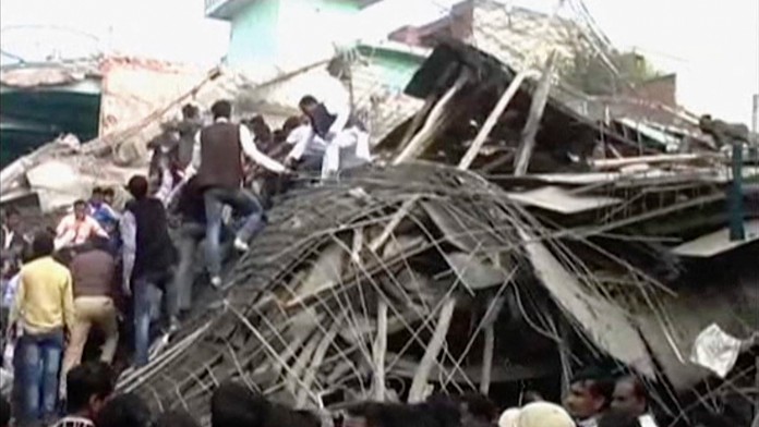 Záchranári pátrajú po ďalších obetiach.