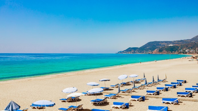 Cenový šok v tureckých reštauráciách. Turisti aj Turci zúria, hľadajú lacnejšie alternatívy v susednom Grécku