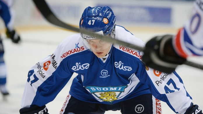 Teemu Ramstedt na rchívnej snímke z roku 2014 v drese fínskej reprezentácie.