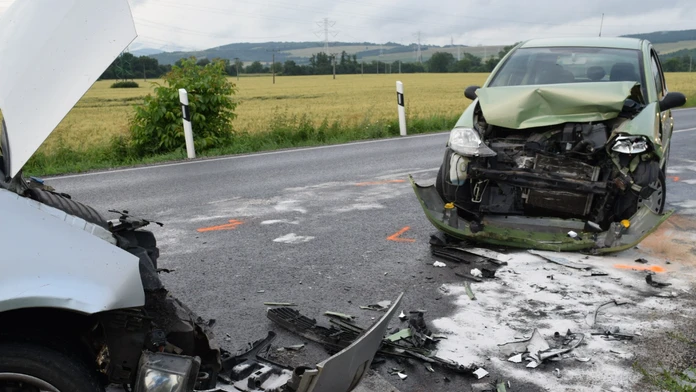 Zničené autá po nehode pri Novom Meste nad Váhom.