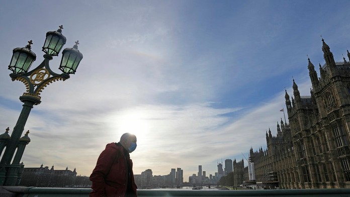 Britská vláda pre nárast prípadov sprísňuje niektoré pandemické opatrenia.