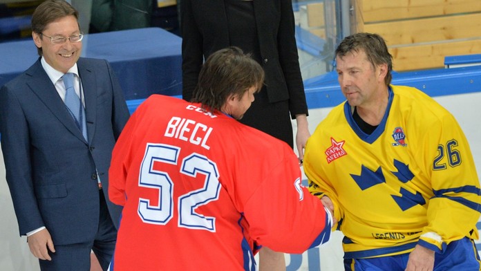 Na vystavovanie svojich úspechov si nepotrpí. Bývalý hviezdny hokejista predáva olympijskú medailu