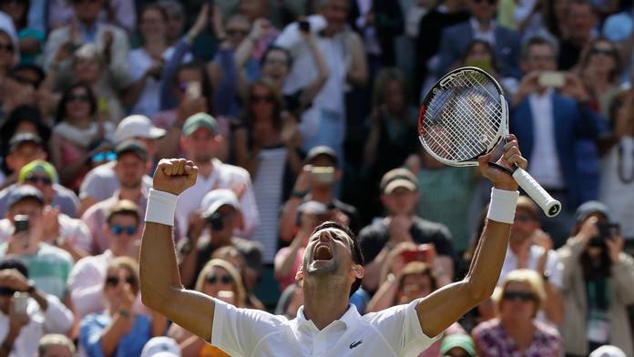 Radosť Srba Novaka Djokoviča po výhre vo štvrťfinále Wimbledonu 2018 nad Keiom Nišikorim.