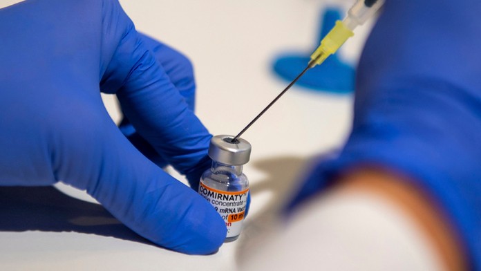 Zdravotník pripravuje ampulku s vakcínou Comirnaty od spoločnosti Pfizer/Biontech pre deti.