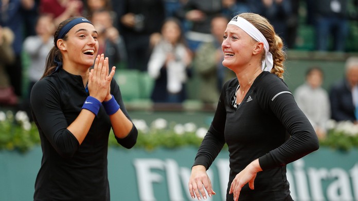 Caroline Garciová s Kristinou Mladenovicovou po výhre na Roland Garros.