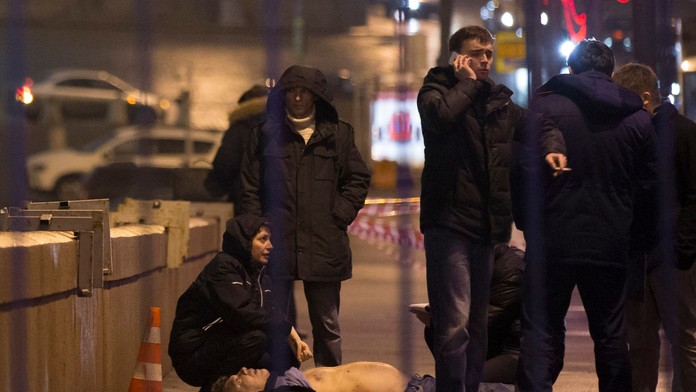 Polícia skúma telo zavraždeného ruského opozičného lídra Borisa Nemcova.
